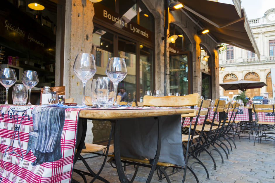 photo de la terrasse d'un bouchon lyonnais.