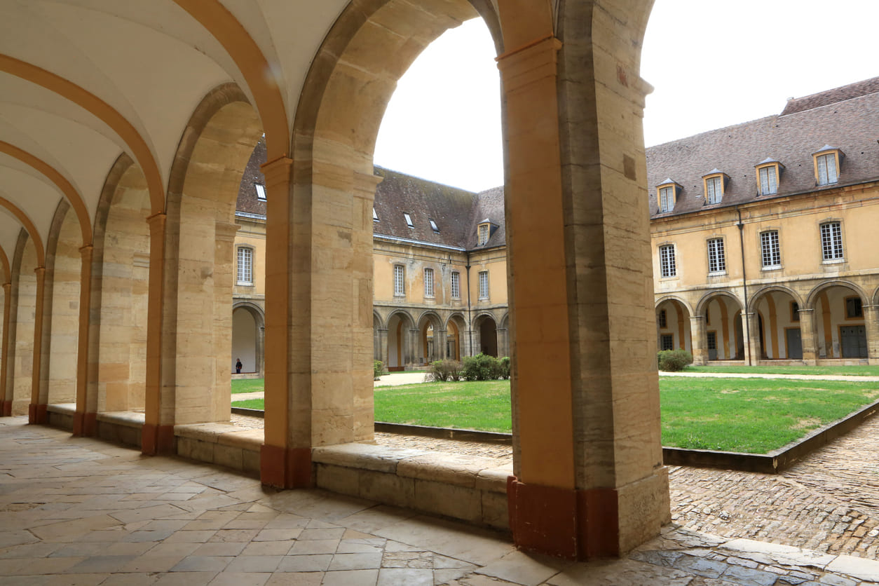 Arcades abbaye de Cluny