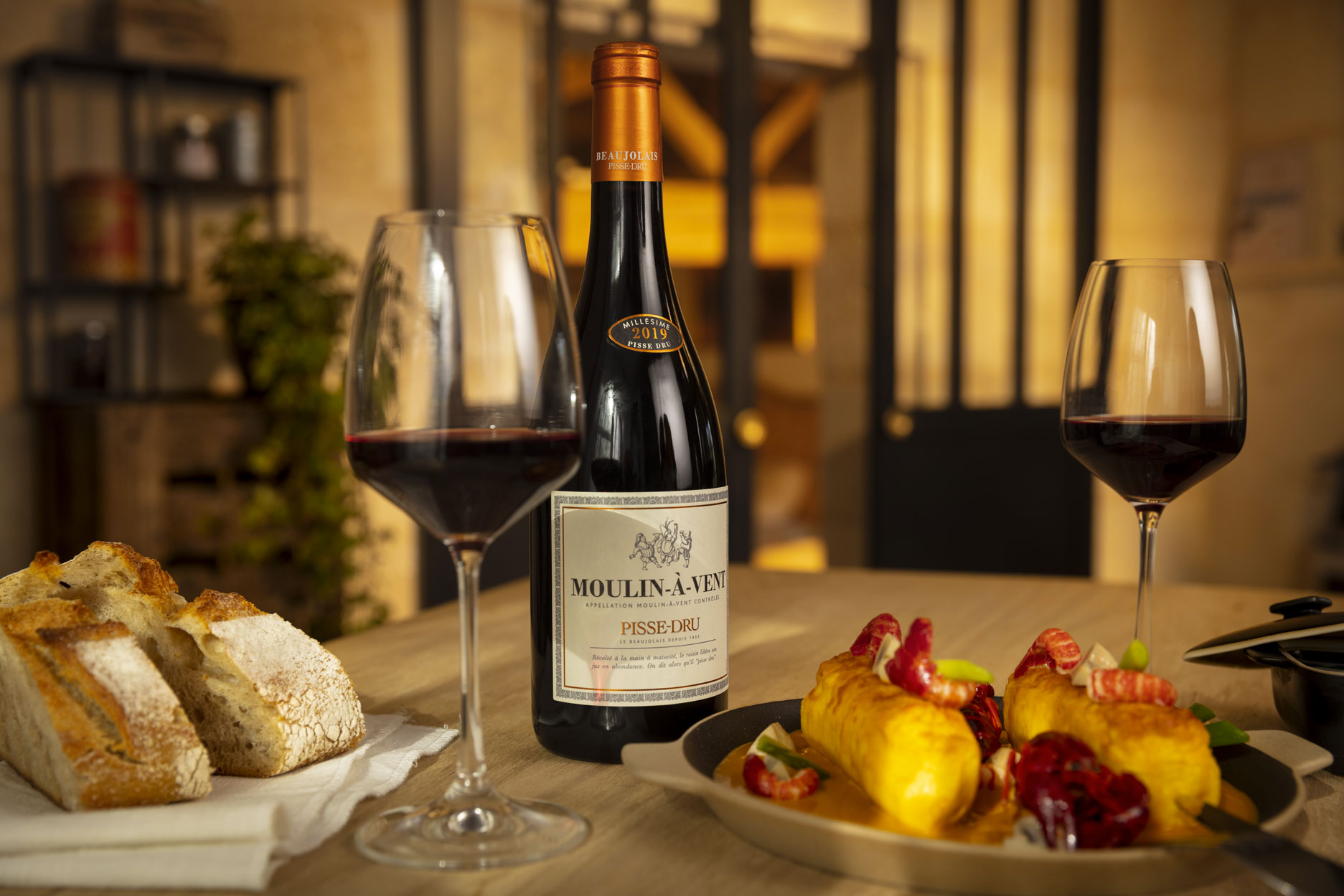 Bouteille de Beaujolais Pisse-Dru accompagée de quenelles de brochet souffées 