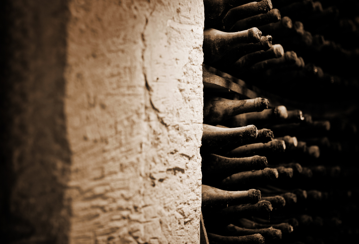 conservation en cave de vielles bouteilles de beaujolais Pisse-Dru